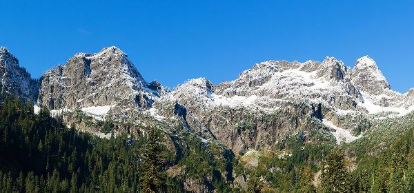 Wild, Jamie and Judy 아티스트의 Washington State-Cascade Range Chair Peak on far right작품입니다.